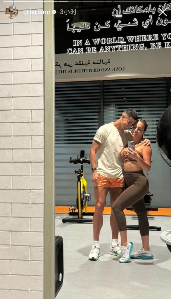 C罗社媒晒健身照：秀结实腿部肌肉，和乔治娜甜蜜自拍